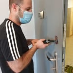 תיקון דלתות בתל אביב 24/7 אייל שירותי פריצה ומנעולנות אופן עבודתו של מנעולן בתל אביב מאייל שירותי פריצה ומנעולנות