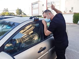 מנעולן פורץ רכב שטח נעול ברמת הגולן על רקע הנוף